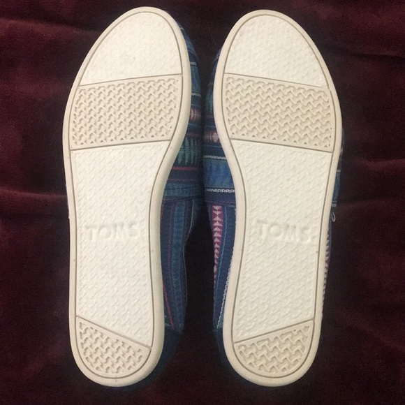 TOMS - Picture 2 of 3